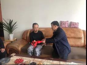 敦煌種業(yè)領(lǐng)導(dǎo)看望慰問公司老干部、老黨員及困難黨員職工