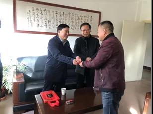 敦煌種業(yè)領(lǐng)導(dǎo)看望慰問公司老干部、老黨員及困難黨員職工